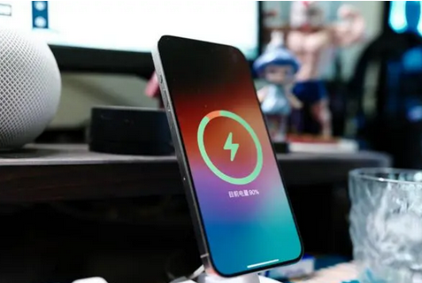 卢氏苹果15换屏服务分享用什么充电器给iPhone15充电更好 